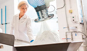 A indústria alimentícia requer sistemas com alta higiene e filtros especiais. Fábricas de metalurgia enfrentam poeiras metálicas que exigem equipamentos robustos. | Saiba mais | Nederman