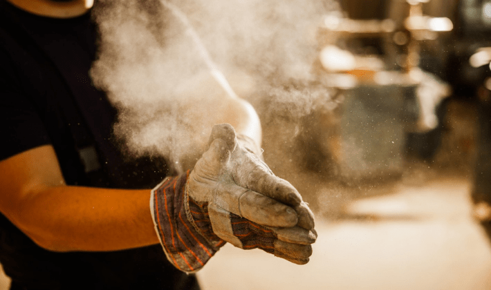Homem trabalhando em ambiente com pó industrial