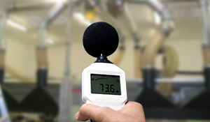 Empresas que emitem altos ruídos, além das visitas de rotinas de fiscais de órgãos fiscalizadores, podem sofrer denúncias tanto dos trabalhadores quanto da vizinhança. | Nederman