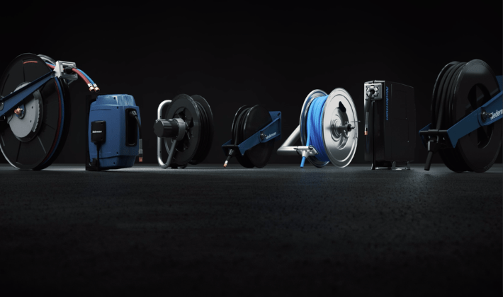 Enrolador e Carretel de cabos e mangueiras em exposição.