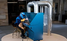 Mesa Aspirada - A Mesa Aspirada da Nederman é uma solução robusta e eficiente para a extração de fumos e poeiras em operações de solda e esmerilhamento, com design industrial resistente, fácil instalação e gaveta frontal para coleta de partículas pesadas.