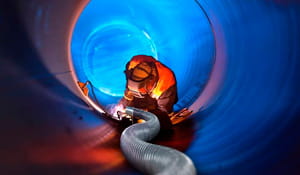 O objetivo da ventilação nesses ambientes é diluir gases perigosos, controlar vapores inflamáveis e fornecer oxigênio em níveis seguros para trabalhadores. | Saiba mais | Nederman