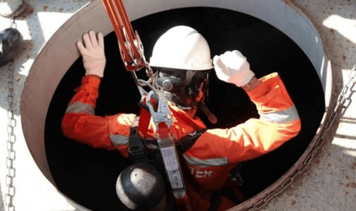 Trabalhador em espaço confinado conforme diretriz da NR33