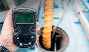 Um dos erros básicos na ventilação em espaço confinado é quando os responsáveis pela operação não realizarem uma análise profunda de gases, poeiras e riscos antes dos trabalhadores darem entrada no espaço. | Saiba mais | Nederman