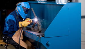 • Mesas aspiradas (downdraft tables): normalmente o processo de exaustão dessa solução é feito diretamente na mesa de corte, pela parte inferior e traseira, sempre oposta à zona de respiração do operador. | Nederman