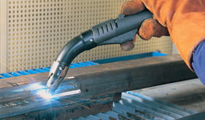 • Extração na tocha: As tochas aspiradas MIG/MAG recebem o sistema de exaustão Nederman. Essa solução permite a remoção eficiente dos fumos de solda sem interferir na qualidade da soldagem; | Nederman