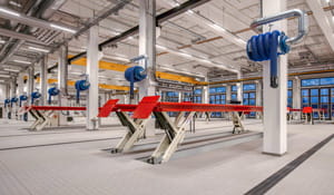 Nesses locais, os testes de motores em funcionamento liberam gases tóxicos que, sem exaustão adequada, se acumulam no ar.  | Saiba mais | Nederman