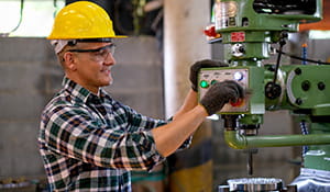 Dentro das devidas proporções, o aumento da vida útil dos equipamentos está dentro dessa linha de conforto. O trabalhador já está acostumado com a alavanca, com a cadeira e o tipo de teclado, por exemplo. | Nederman