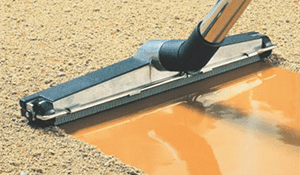 Evite poeiras combustíveis | Limpeza | Retire toda a sujeira dos equipamentos, pisos e móveis que por acaso não tenham sido eliminados na aspiração. | Nederman