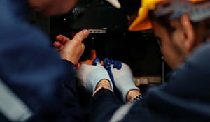 A névoa de óleo, além dos problemas para a saúde dos trabalhadores, danifica os equipamentos. Porque afeta os componentes eletrônicos provocando mau funcionamento e paradas repentinas.