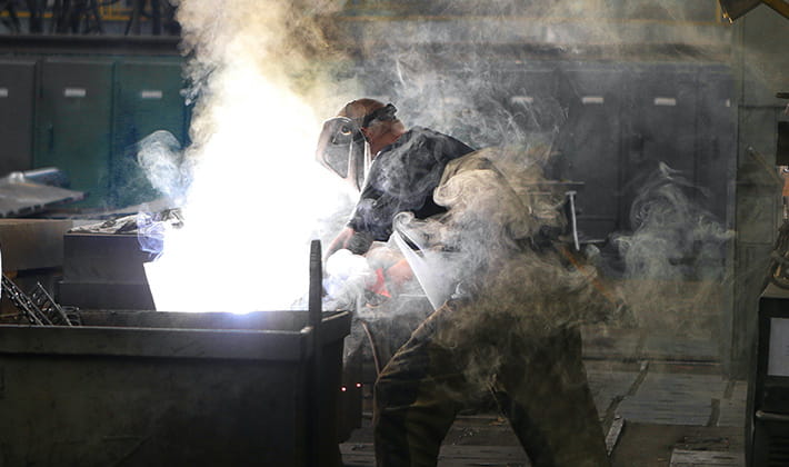 Queimadura de solda na pele e perigos associados à atividade de solda. Entenda como minimizá-los.