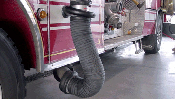 Eksosavsugsystemer for kjøretøy ved brann- og utrykningsstasjoner