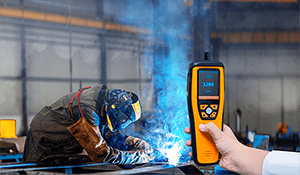 Verifique sempre o nível de poluentes no ar dentro dos processos industriais com equipamentos especializados para essa medição